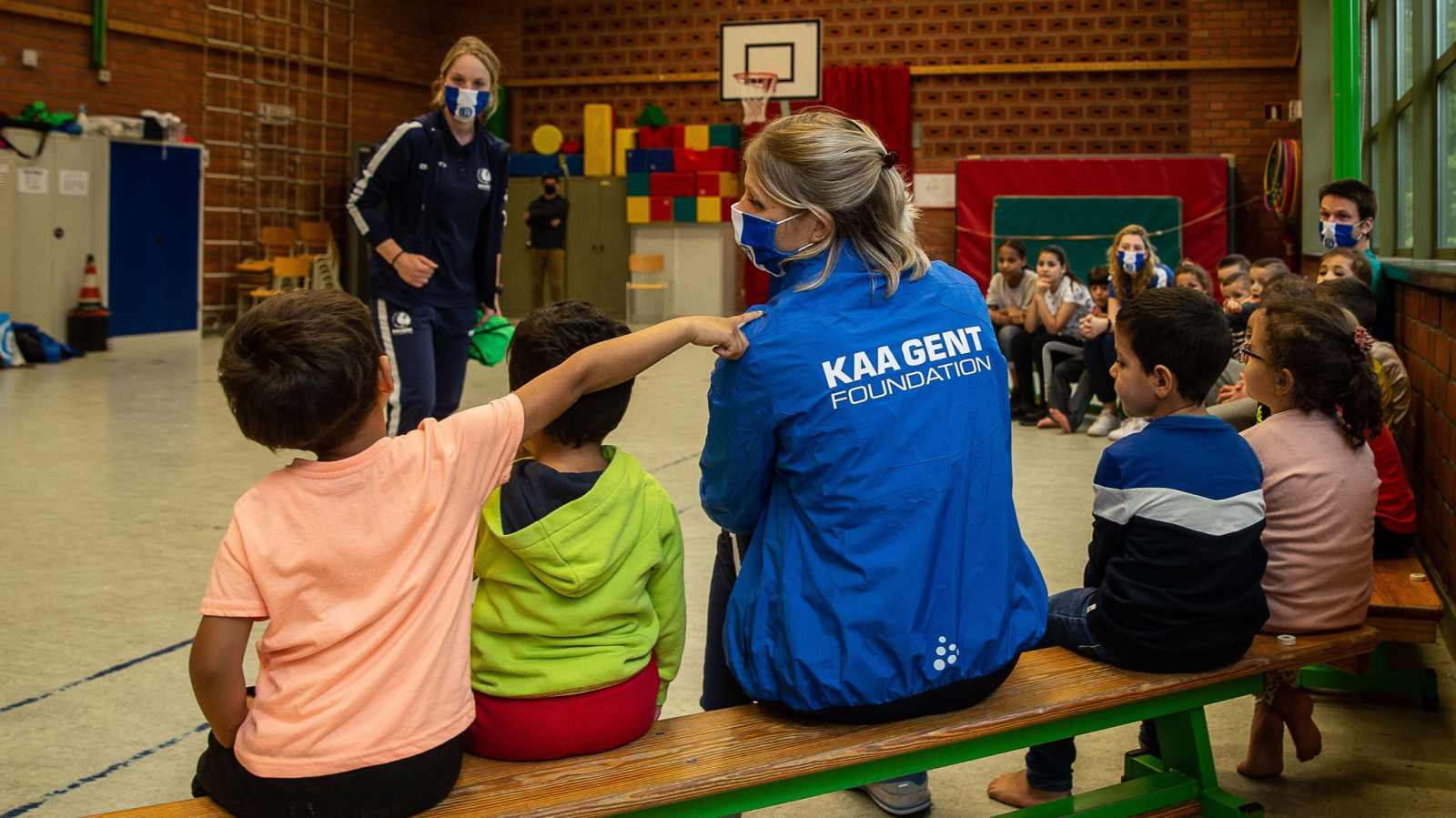 des enfants dans un gymnase de la KAA foundation