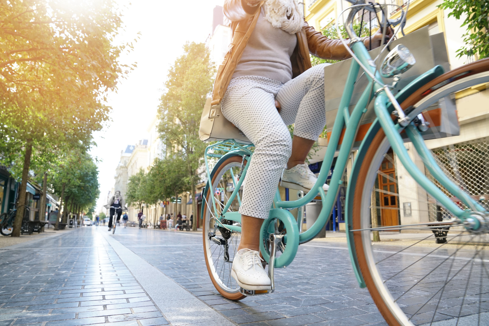 vrouw op fiets